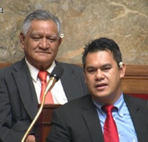 Jonas Tahuaitu et Jean-Paul Tuaiva à l'assemblée nationale.