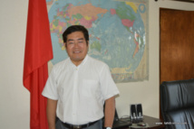 Le consul de Chine, Dong Wu dans son bureau à Punaauia. Son successeur arrivera fin mai en Polynésie française.