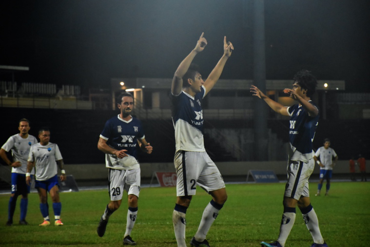 Rainui Tze-Yu félicité par ses partenaires de Vénus après avoir transformer son pénalty. Rainui Tze-Yu félicité par ses partenaires de Vénus après avoir transformer son pénalty.