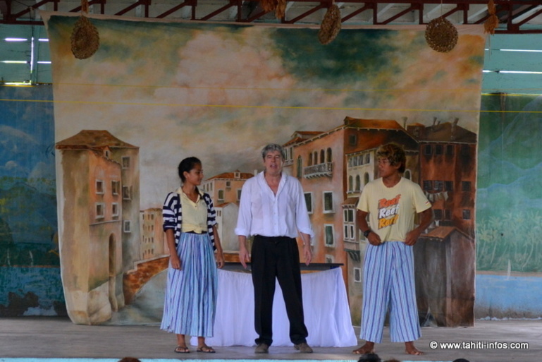 Un acteur de la troupe du Versant avec deux collégiens volontaires de Taunoa Un acteur de la troupe du Versant avec deux collégiens volontaires de Taunoa