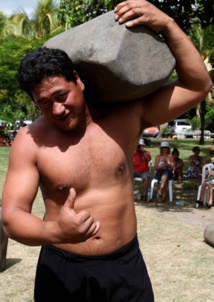 Eriatara Ratia porte une pierre de 160 kilos Eriatara Ratia porte une pierre de 160 kilos