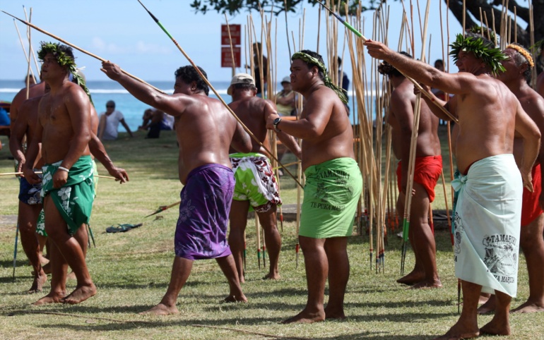 Le lancer de javelot, une activité prisée au Tuamotu Le lancer de javelot, une activité prisée au Tuamotu