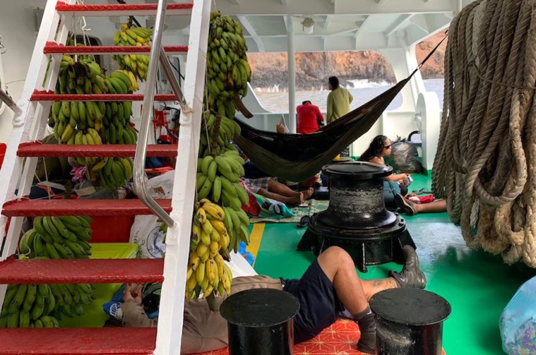 Les différentes délégations ont fait une longue traversée à bord du Tahiti Nui avant de débarquer à Fatu Hiva. Les différentes délégations ont fait une longue traversée à bord du Tahiti Nui avant de débarquer à Fatu Hiva.