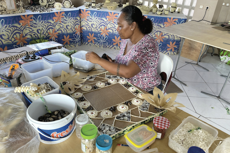 Saïda en plein travail de création lors du concours de tableau décoratif.