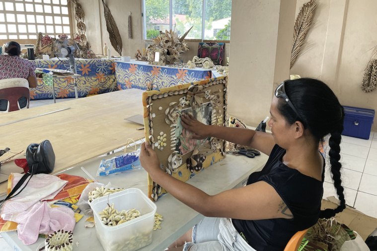 Daliha a choisi d'utiliser une grande variété de coquillages avec une décoration de pae’ore et de graines pour son cadre.