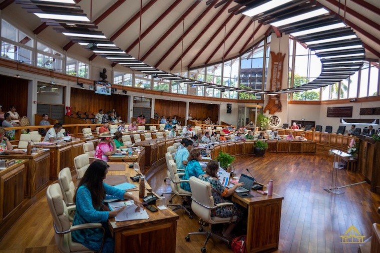 La surtaxe à 1 000% officiellement reportée à 2023 La surtaxe à 1 000% officiellement reportée à 2023