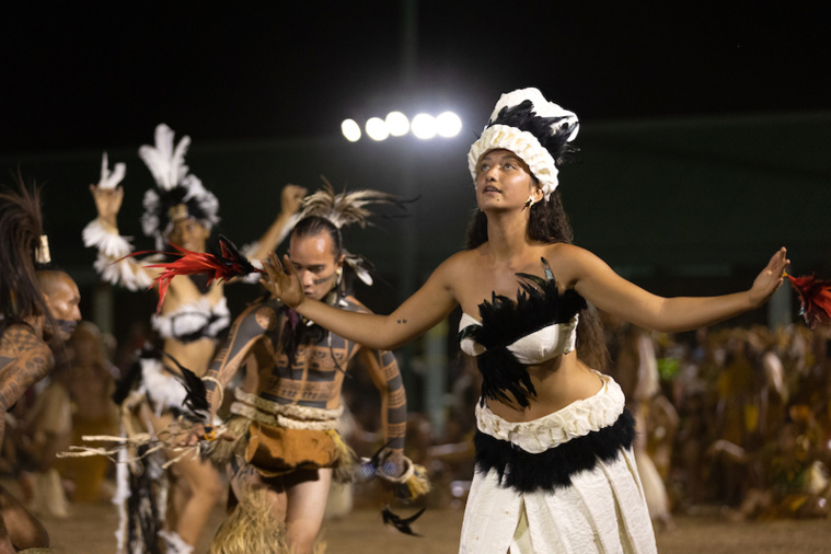 Haka manu par la danseuse de Fatu Hiva. ©Eve Delahaut Haka manu par la danseuse de Fatu Hiva. ©Eve Delahaut