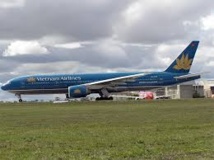 Panne sur le moteur d'un avion à l'aéroport de Melbourne Panne sur le moteur d'un avion à l'aéroport de Melbourne