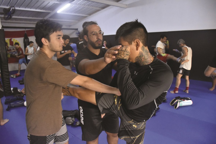 Yassine Ouakil (au centre) lors d'une séance d'entraînement en muay thai au club Sphere MMA, à Arue.