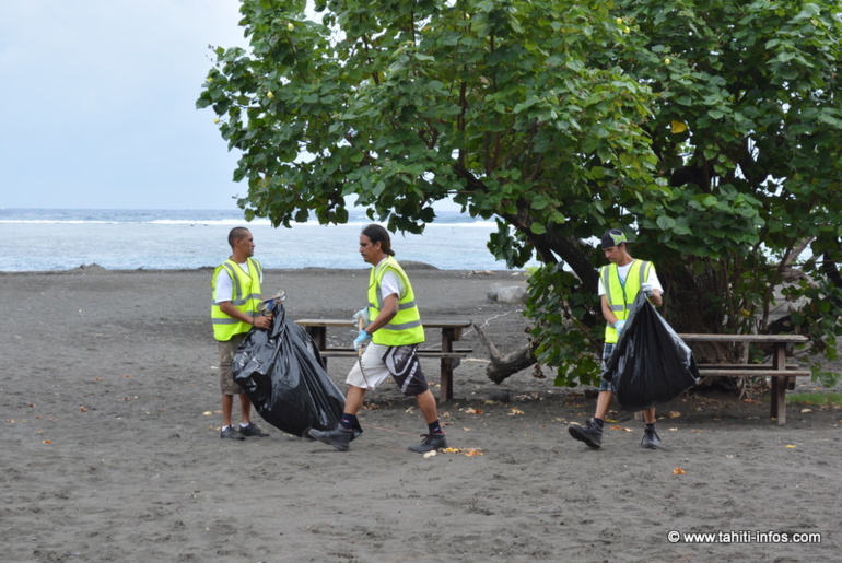 Les "nettoyeurs de plages" à l'œuvre à la Pointe Vénus