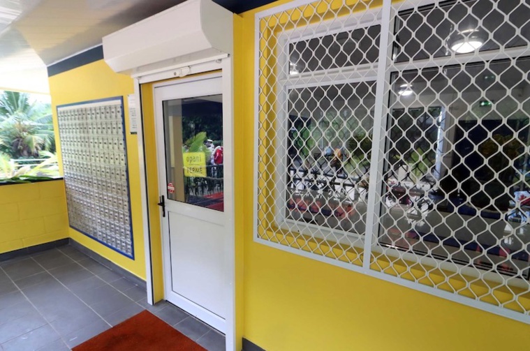 Le bureau de poste dispose d'un distributeur de billet, un service attendu de longue date par les habitants de Maupiti. Le bureau de poste dispose d'un distributeur de billet, un service attendu de longue date par les habitants de Maupiti.