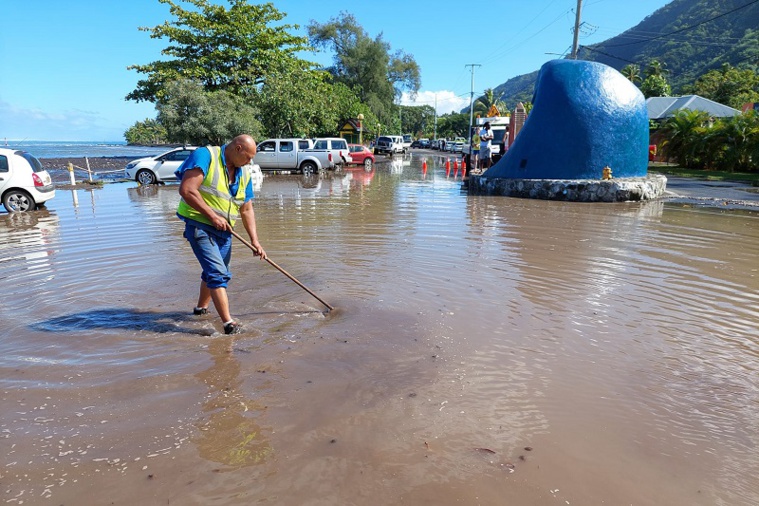 Le PK 0 de Teahupo'o a été inondé mercredi matin. La police municipale ainsi que des agents de la Direction de l'équipement et des services techniques communaux sont intervenus pour faciliter la circulation. © commune de Taiarapu-Ouest Le PK 0 de Teahupo'o a été inondé mercredi matin. La police municipale ainsi que des agents de la Direction de l'équipement et des services techniques communaux sont intervenus pour faciliter la circulation. © commune de Taiarapu-Ouest