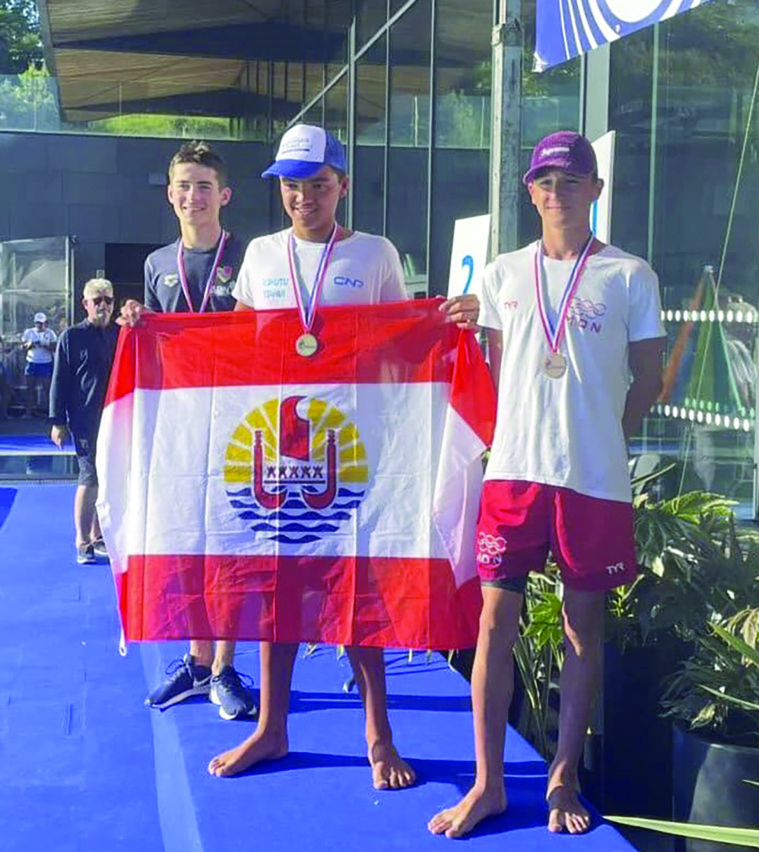 Rohutu Teahui (au centre) est champion de France du 100 m. dos et y a battu le record national des 13 ans. Rohutu Teahui (au centre) est champion de France du 100 m. dos et y a battu le record national des 13 ans.