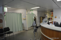 Le service d'oncologie du CHPF qui effectue environ 4 000 séances de chimiothérapie aux malades chaque année. Le cancer tue entre 250 à 300 personnes par an en Polynésie française.