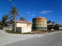 Dans les travaux de dépollution menés à Hao en 2013. Cette vieille cuve a  été démantelée.
