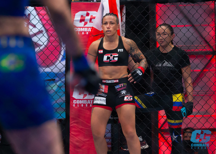 Flore Hani avait dans son coin, à Miami, un soutien de choix avec Carla Esparza, actuelle détentrice de la ceinture de championne des poids pailles à l'UFC. (© Scott Hirano - Combate Global)