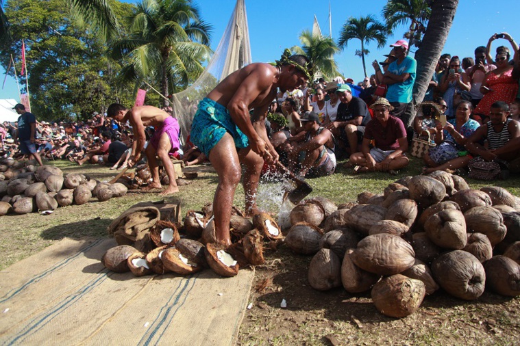 Bain de foule pour les athlètes des Tu’aro Mā’ohi Bain de foule pour les athlètes des Tu’aro Mā’ohi
