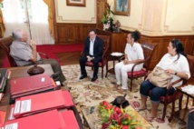 Anne-Caroline Graffe reçue dans le bureau du président Gaston Flosse. Anne-Caroline Graffe reçue dans le bureau du président Gaston Flosse.