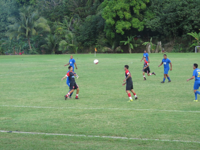 Les rouges et noirs de Temanava ont résisté aux assauts des joueurs de Tapuhute au cours de la seconde période pour conserver leur avantage et l'emporter.. Les rouges et noirs de Temanava ont résisté aux assauts des joueurs de Tapuhute au cours de la seconde période pour conserver leur avantage et l'emporter..