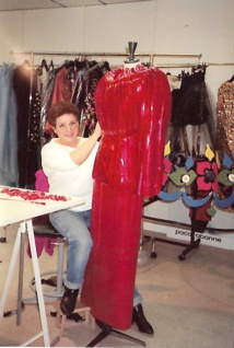 Claudine retouche une robe Paco Rabanne Claudine retouche une robe Paco Rabanne