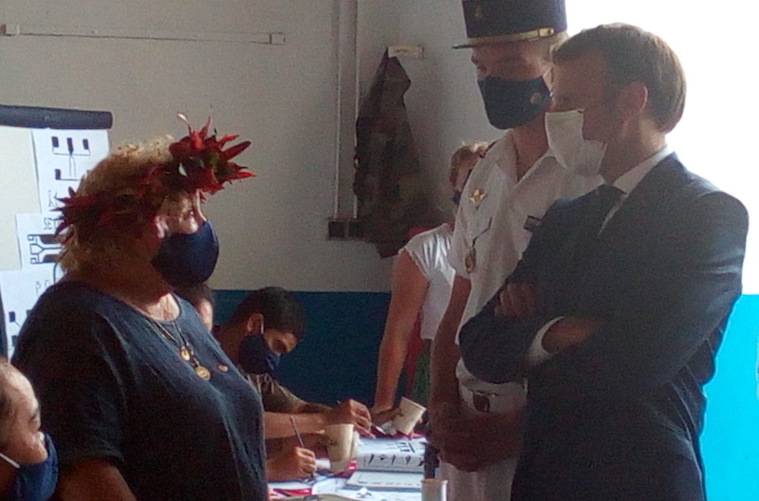 Le président Emmanuel Macron avait salué le travail de bénévole de Claudine lors de sa venue en juillet 2021. Le président Emmanuel Macron avait salué le travail de bénévole de Claudine lors de sa venue en juillet 2021.