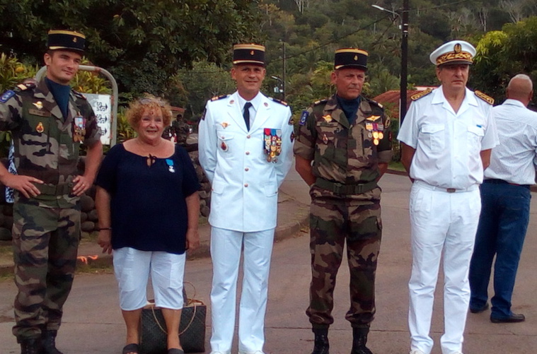 Le capitaine Gelan, Claudine Coudert, le colonel Avenel, le capitaine Cevaer et l'administrateur des Marquises. Le capitaine Gelan, Claudine Coudert, le colonel Avenel, le capitaine Cevaer et l'administrateur des Marquises.
