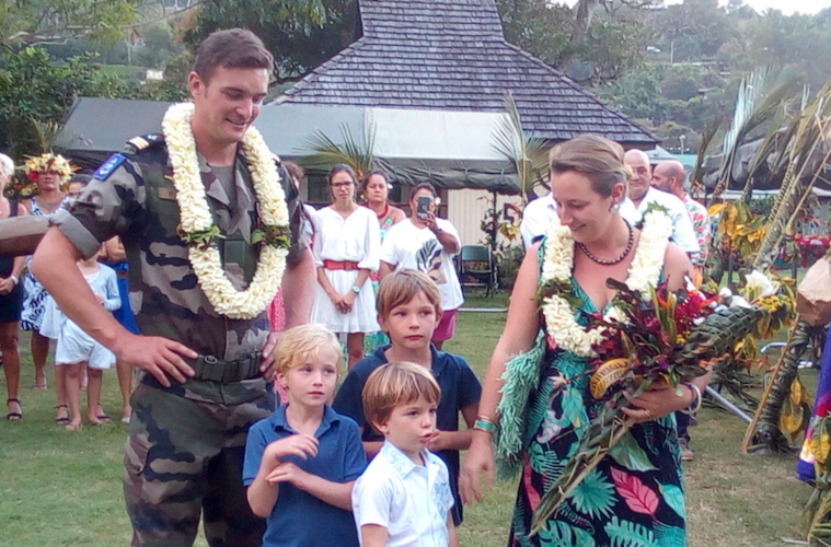 Le capitaine Pierre Gelan, ici avec sa famille, a passé deux ans à la tête du SMA de Hiva Oa. Le capitaine Pierre Gelan, ici avec sa famille, a passé deux ans à la tête du SMA de Hiva Oa.