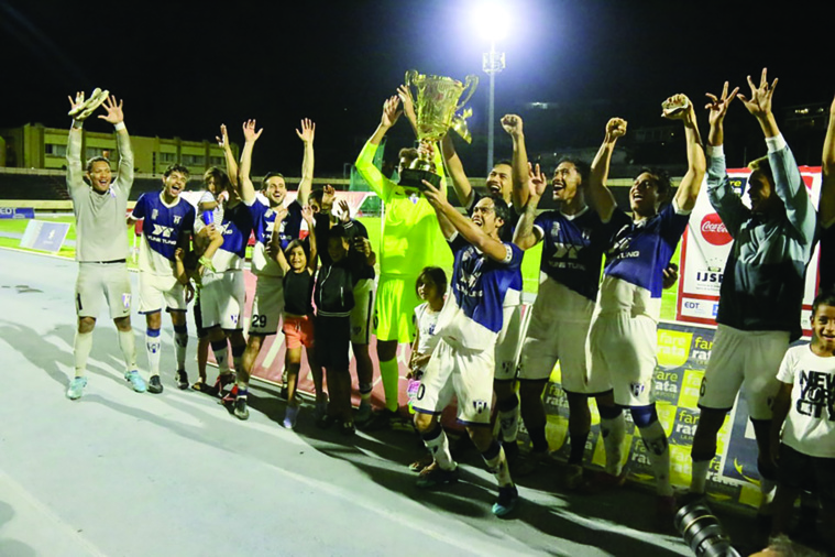 Teaonui Tehau le capitaine de Vénus soulève le trophée de la Coupe de Polynésie pour la 3e édition d’affilée.
