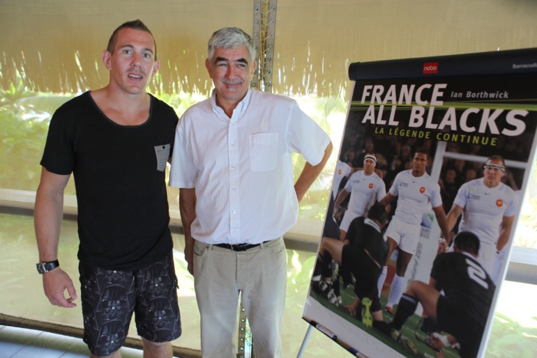 Imanol Harinordoquy aux côtés de l'editeur Christian Robert Imanol Harinordoquy aux côtés de l'editeur Christian Robert