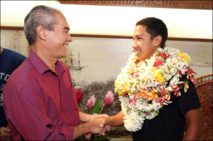 Le champion de stand up paddlePoenaiki RAIOHA accueilli par Michel Leboucher Le champion de stand up paddlePoenaiki RAIOHA accueilli par Michel Leboucher