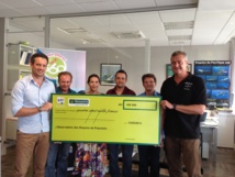 Gan Assurances remet un chèque à l'Association Observatoire des Requins de Polynésie Gan Assurances remet un chèque à l'Association Observatoire des Requins de Polynésie