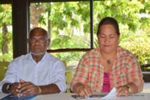 Maurice Ponga euro-député sortant et candidat pour l’UMP dans le Pacifique avec Sylviane Terooatea, maire d’Uturoa, sa suppléante.