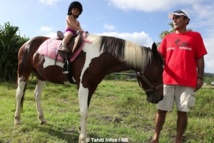 Un membre de l'écurie initie les enfants Un membre de l'écurie initie les enfants