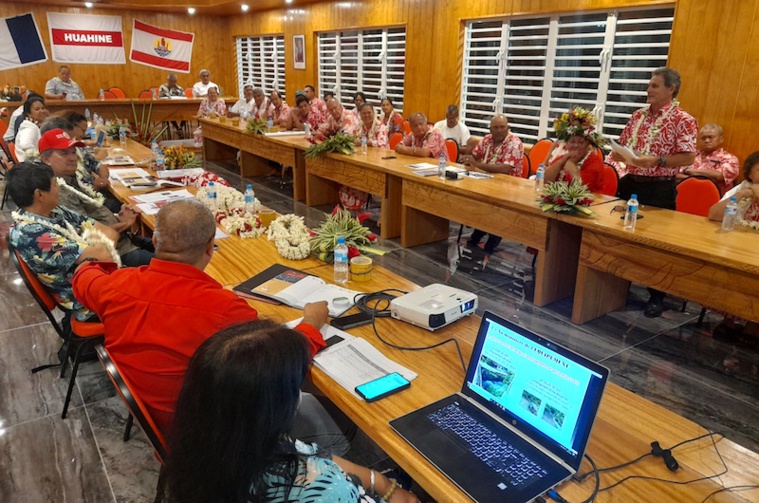 Le gouvernement fait le tour des projets de Huahine Le gouvernement fait le tour des projets de Huahine