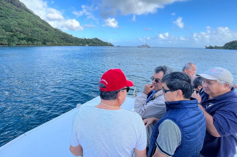 Une délégation gouvernementale menée par le président du Pays a visité jeudi plusieurs sites de chantiers en cours ou à venir sur l’île de Huahine, parmi lesquels le projet hôtelier Matahiva.