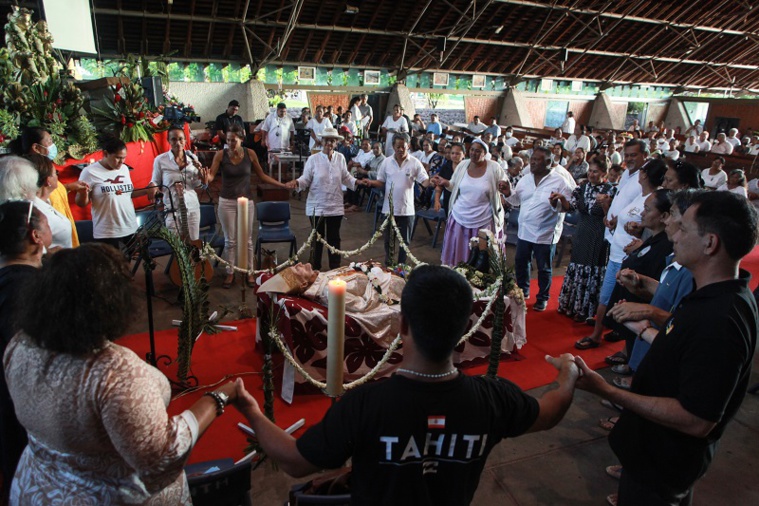 L'adieu des fidèles à Mgr Hubert Coppenrath L'adieu des fidèles à Mgr Hubert Coppenrath