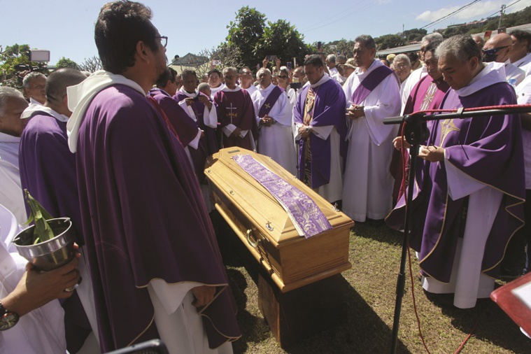 Dernier au revoir à Monseigneur Hubert Dernier au revoir à Monseigneur Hubert