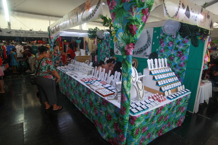 L’espace shopping regroupe, sur plus de 2 000 m2, des stands très variés. L’espace shopping regroupe, sur plus de 2 000 m2, des stands très variés.