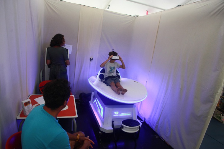 Fenua Game propose d’essayer l’une de ses machines de réalité virtuelle. Fenua Game propose d’essayer l’une de ses machines de réalité virtuelle.