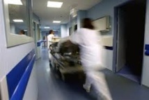 Hôpitaux: "On peut concilier excellence et accueil de la précarité", selon Martin Hirsch