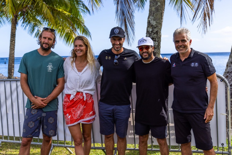 Tony Estanguet a pu s'entretenir avec des surfeurs lors de son passage à Teahupo'o. (© Manea Fabisch/Paris 2024)