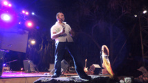 Le chanteur Mata Nganahoa, lors de sa prestation à Nuku Hiva.