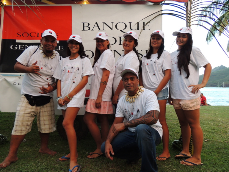 Mata Nganahoa et son groupe de danses. Mata Nganahoa et son groupe de danses.