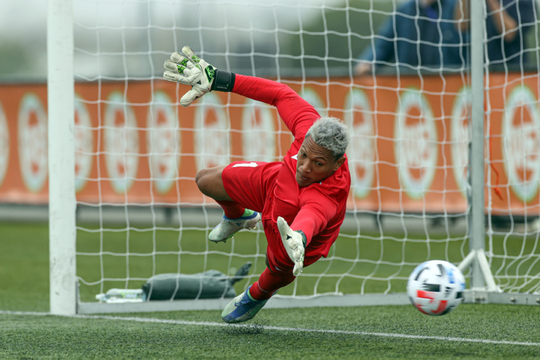 Teave Teamotuaitau lors du pénalty marqué par le le capitaine néo-zélandais Cam Howieson. (photo : Phototek)