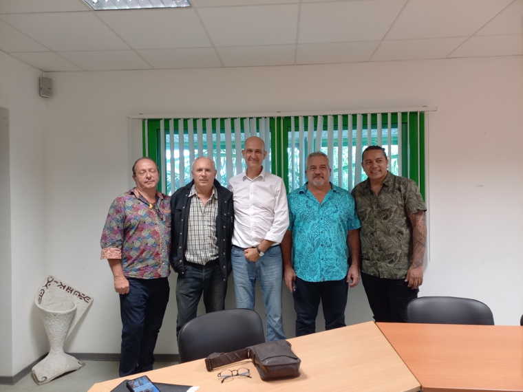 (De gauche à droite) Frédéric Cibard, chargé de communication, Frédéric Rossoni, professeur au conservatoire, fondateur et chef du Big band de jazz, Fred Dubuis, fondateur et organisateur du Tahiti Soul Jazz festival, Heremoana Maamaatuiahutapu, ministre de la Culture et Fabien Dinard, directeur du conservatoire.