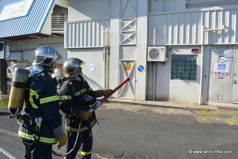Les pompiers prêts à arroser l’incendie avec un mélange moussant spécial Les pompiers prêts à arroser l’incendie avec un mélange moussant spécial
