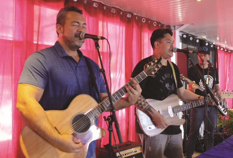 De gauche à droite : Ariitea Taerea (guitare et voix), Vehetemanu Tauhiro (guitare, voix) et Tamatea Teaha (basse).
