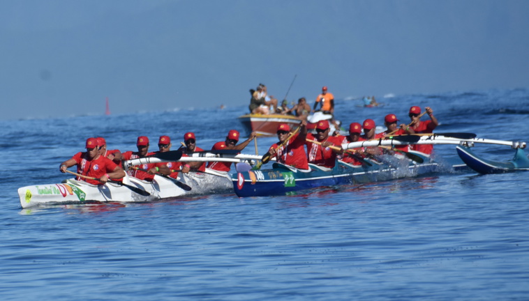 Les équipages de Hinaraurea (à gauche) et de Manihi Va'a à la bagarre à Arue. Les équipages de Hinaraurea (à gauche) et de Manihi Va'a à la bagarre à Arue.