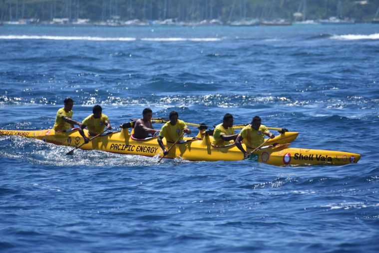 L'équipage de Shell Va'a avant d'aborder l'entrée de la passe de Taapuna, à Punaauia. L'équipage de Shell Va'a avant d'aborder l'entrée de la passe de Taapuna, à Punaauia.