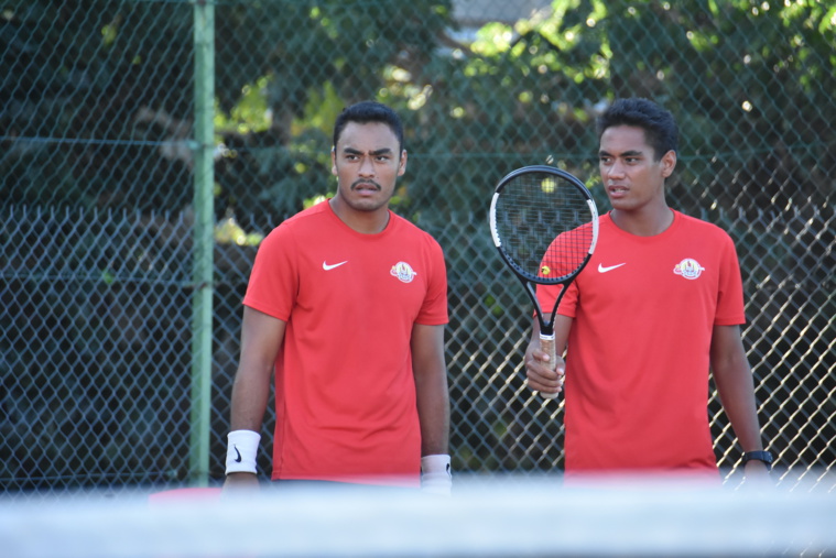 Mal en point pendant un set et demi, la paire Patoia Teriipaia (à gauche) Reynald Taaroa a finalement haussé son niveau de jeu pour s'imposer.